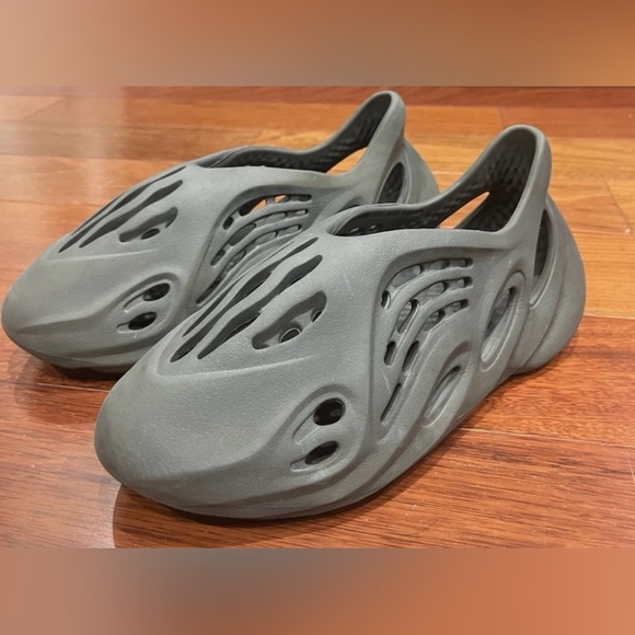 Adidas × Kanye West × Yeezy
Yeezy Foam RNNR in Carbon Men’s size 8 - Picture 15 of 16